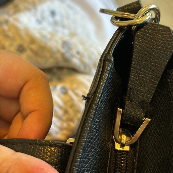 EUC 👜 GUESS purse with zipper - Picture 9 of 11